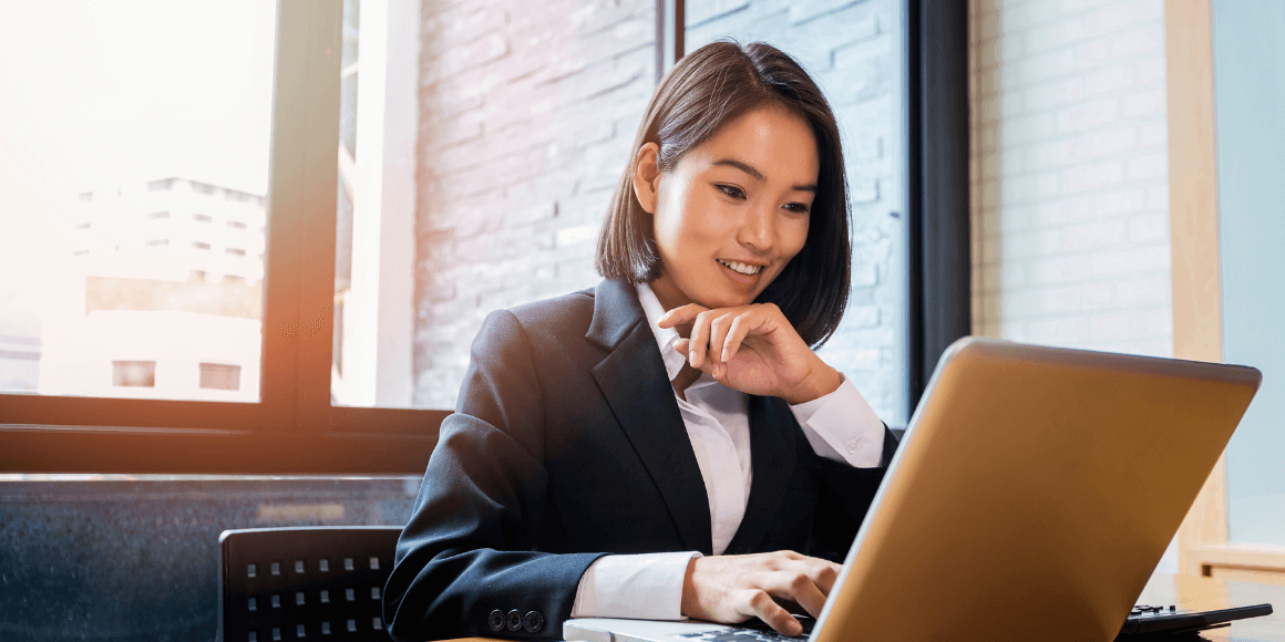 woman-on-computer